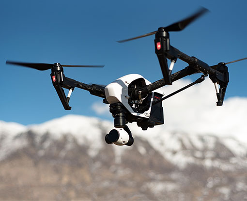 Pour des prises de vue aérienne par drone, l’agence de production audiovisuelle WRP Production vous propose des prestations qui s’adaptent parfaitement à vos besoins, grâce à des pilotes de drone.